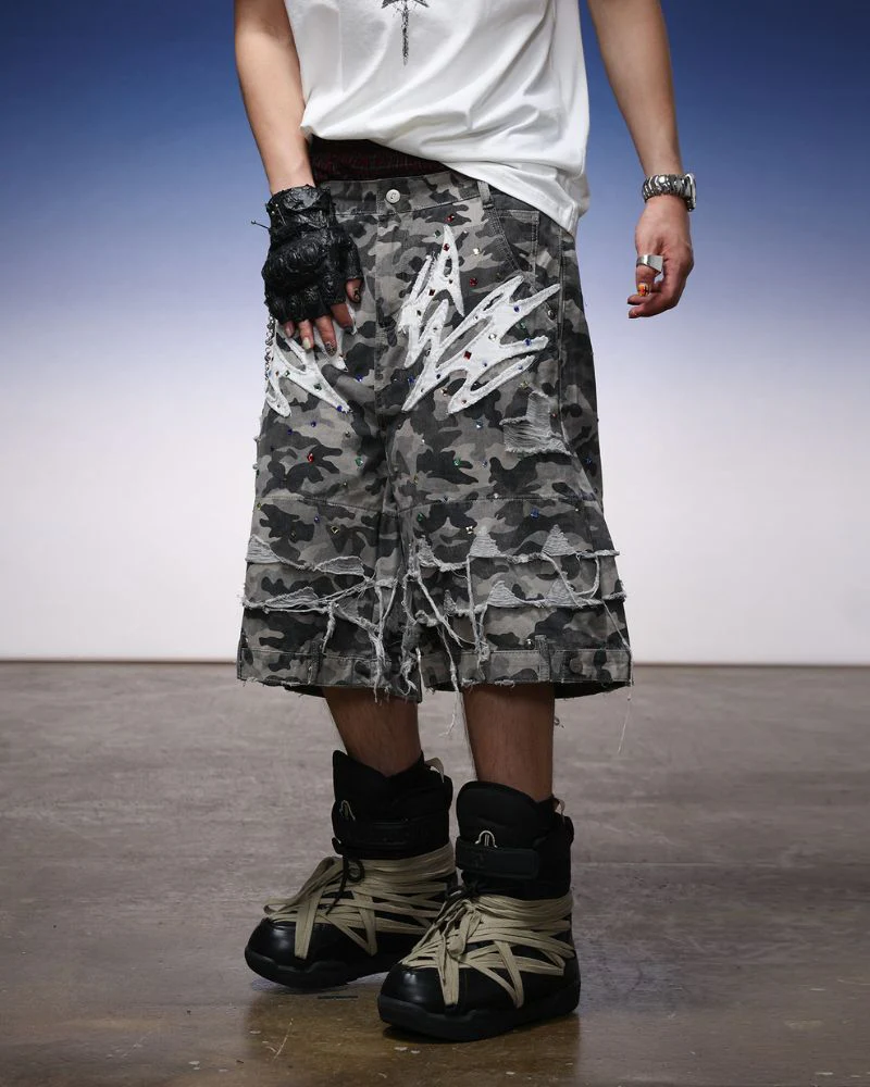 Y2K Style Vintage Camo Jorts Outfit - Image 3