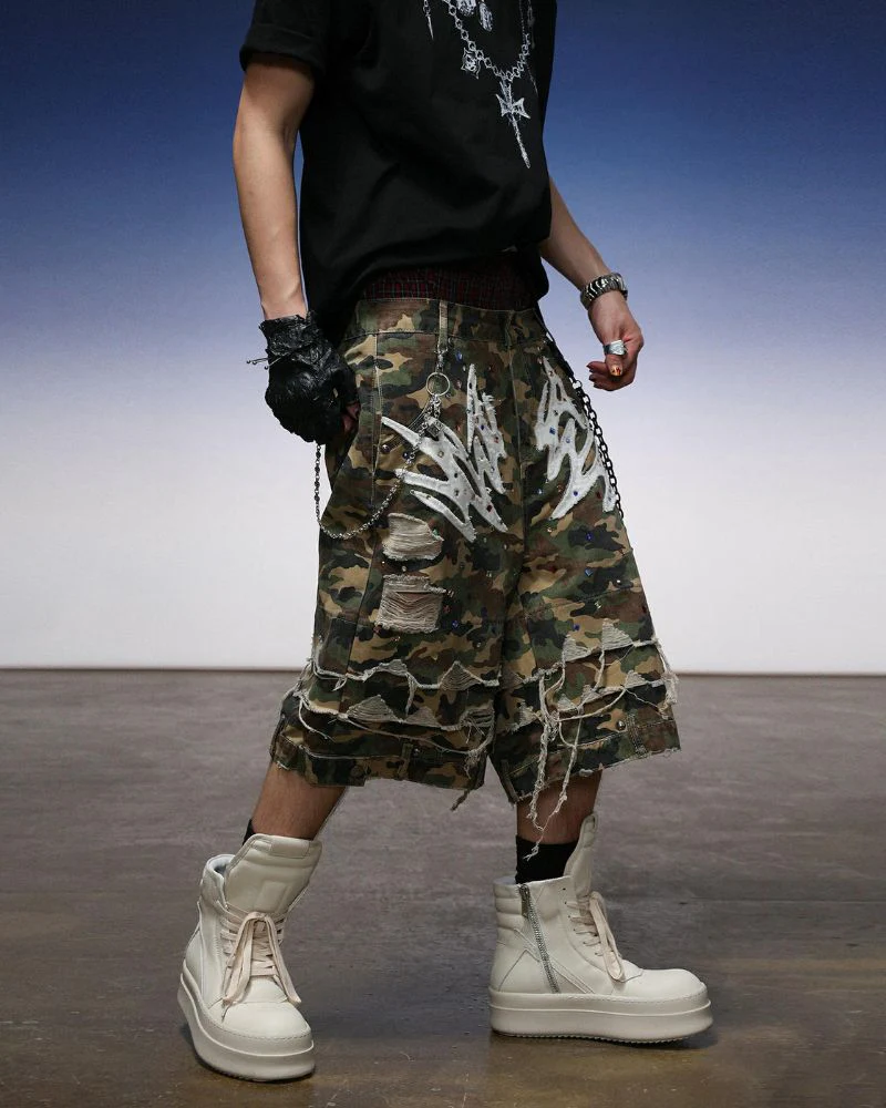 Y2K Style Vintage Camo Jorts Outfit - Image 4